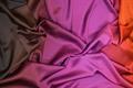“Fed” viskosesatin med tie dye print 215 g/m - Rød, cerise, aubergine, brun, sort mm